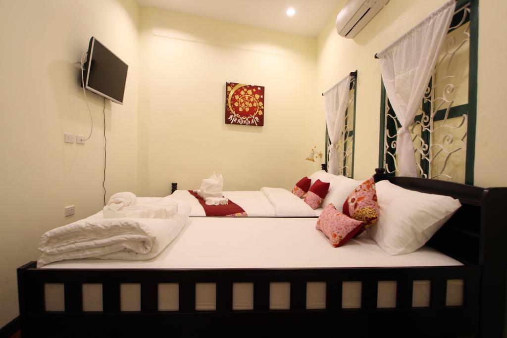 Srisomboon Hostel Trang Exterior photo