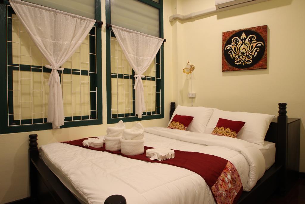Srisomboon Hostel Trang Exterior photo