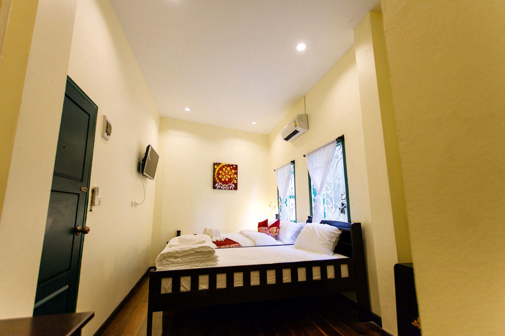 Srisomboon Hostel Trang Exterior photo