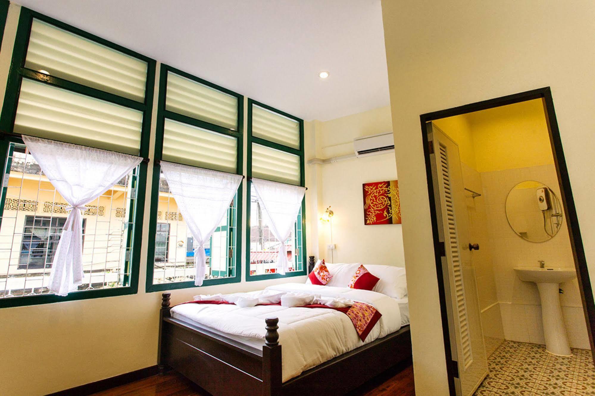Srisomboon Hostel Trang Exterior photo